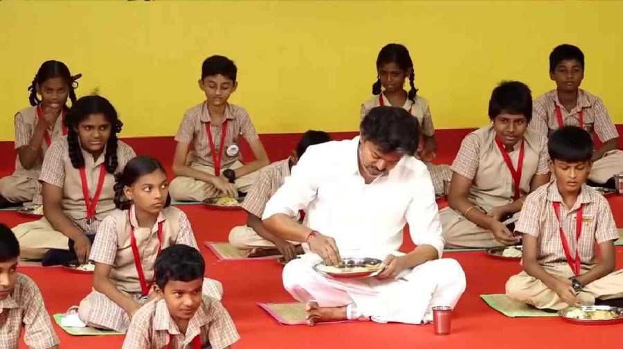 vijay-eatng-with-students