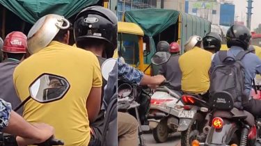 ഹെല്‍മെറ്റില്ല, പകരം തലയില്‍ ചീനച്ചട്ടി; ഫൈനടിക്കാതിരിക്കാന്‍ പങ്കപ്പാട്; വൈറല്‍ വിഡിയോ