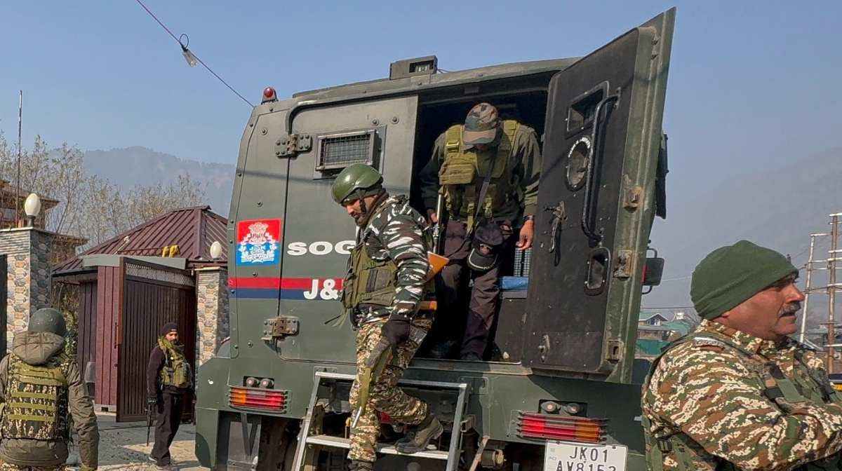 സ്പെഷല്‍ ഓപ്പറേഷന്‍സ് ഗ്രൂപ്പ് അംഗങ്ങള്‍ തിരച്ചിലില്‍