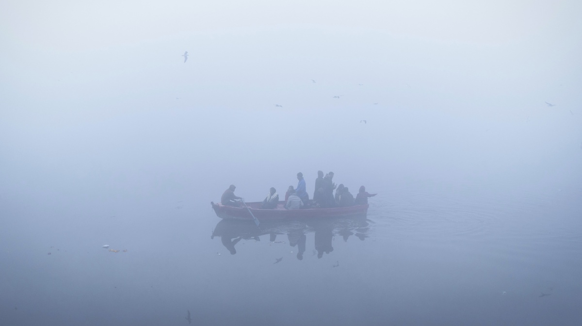 Prayagraj: A man exercises amid low visibility on a winter morning, in Prayagraj, Tuesday, Dec. 30, 2025. (PTI Photo) (PTI12_30_2025_000057A) *** Local Caption *** 
 
