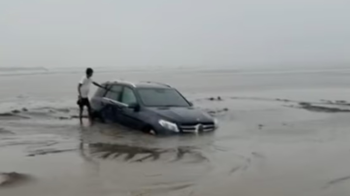 car-beach-surat