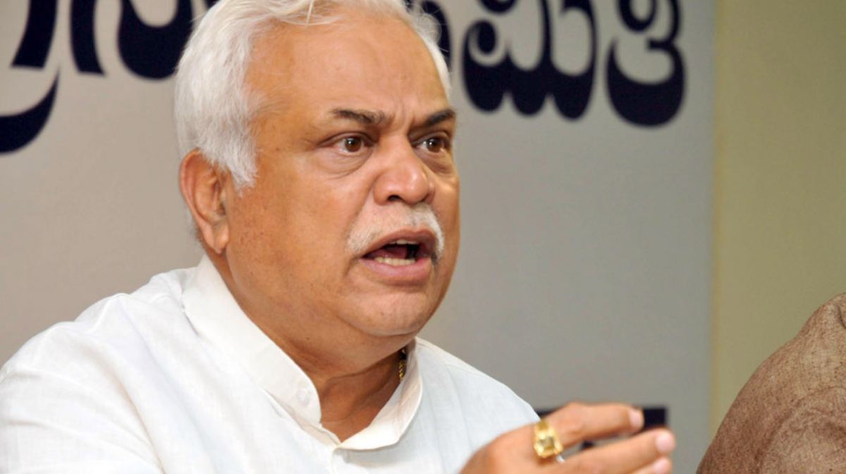 KPCC President RV Deshpande and Opposition Leader Siddaramaiah addressing a press conference at KPCC Office, in Bangalore on Thursday 21st Oct 2010 