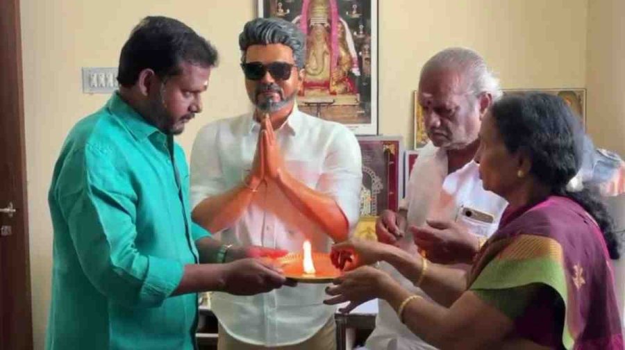 vijay-statue-pooja-room-family