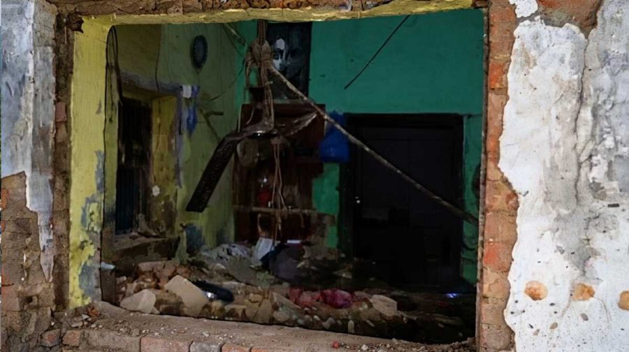 house-collapses-up