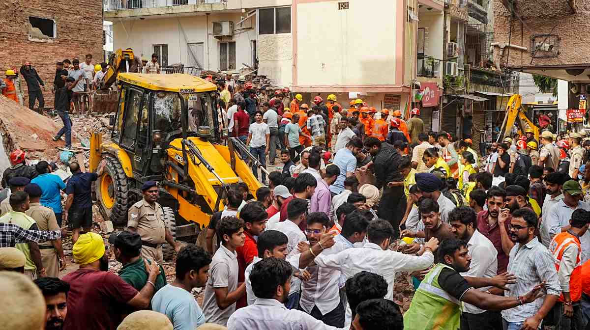 delhi-bulding-collapse-2