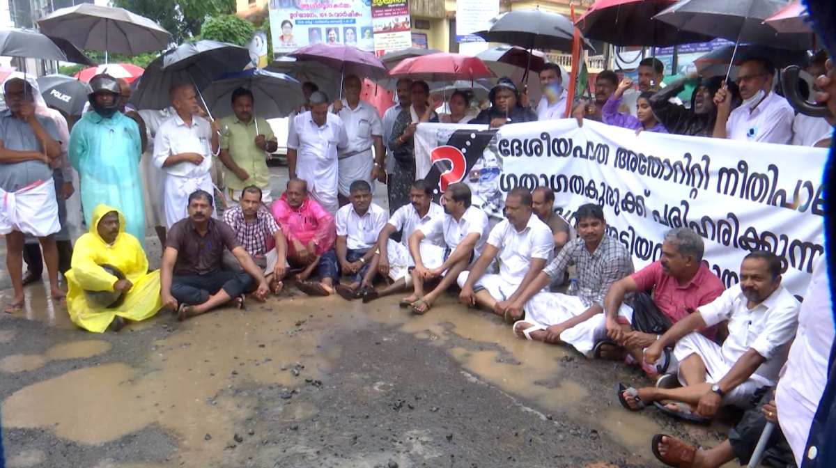 thrissur-muringoor-mla-highway-protest-traffic