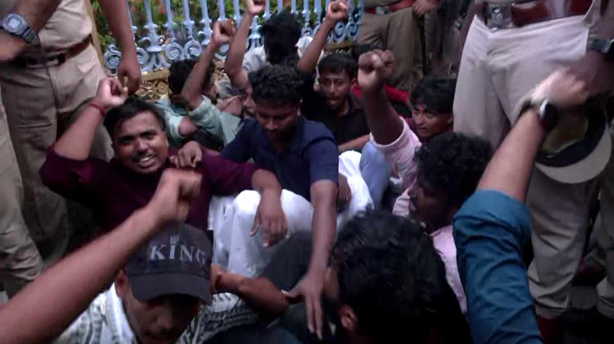 ഗവര്ണര് പങ്കെടുക്കുന്ന പരിപാടിയില് ഭാരതാംബയുടെ ചിത്രം; പ്രതിഷേധവുമായി എസ്എഫ്ഐ