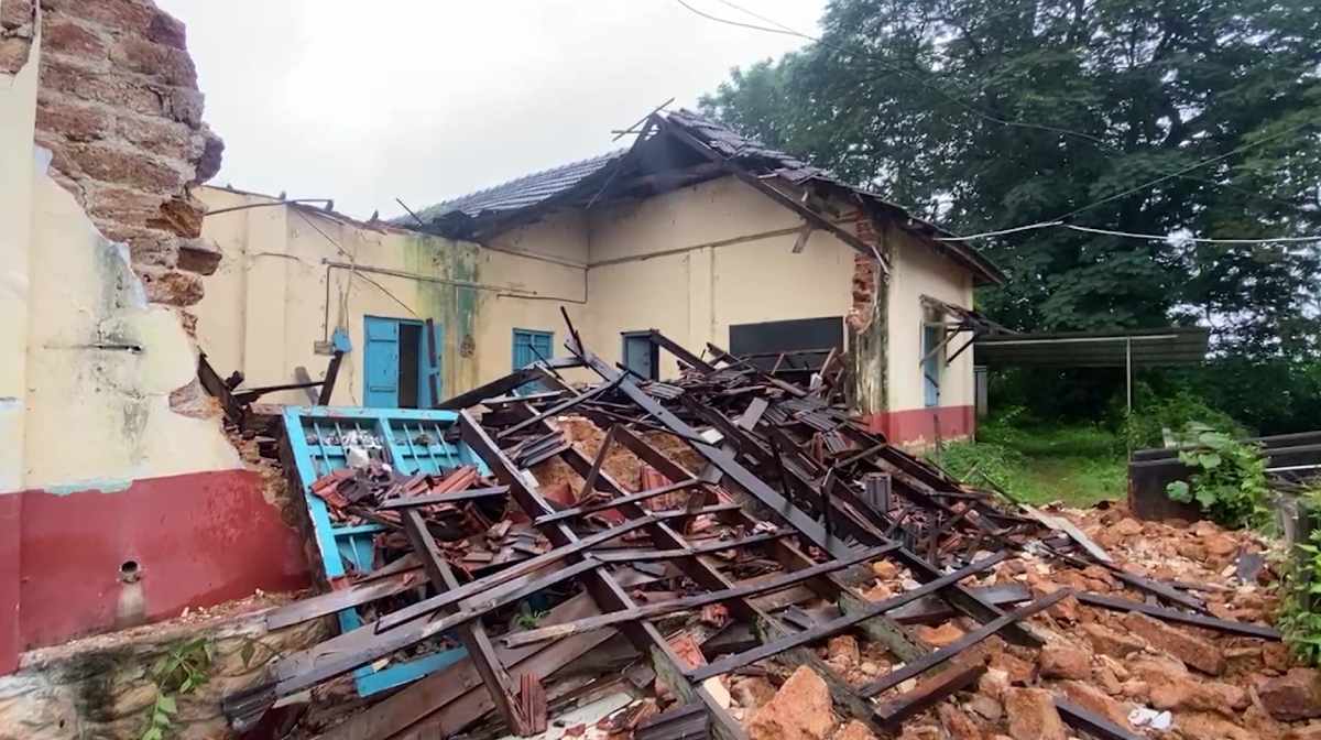കടമ്മനിട്ട സ്കൂളിന്റെ കെട്ടിടം തകർന്നു വീണു; ഒഴിവായത് മറ്റൊരു ദുരന്തം