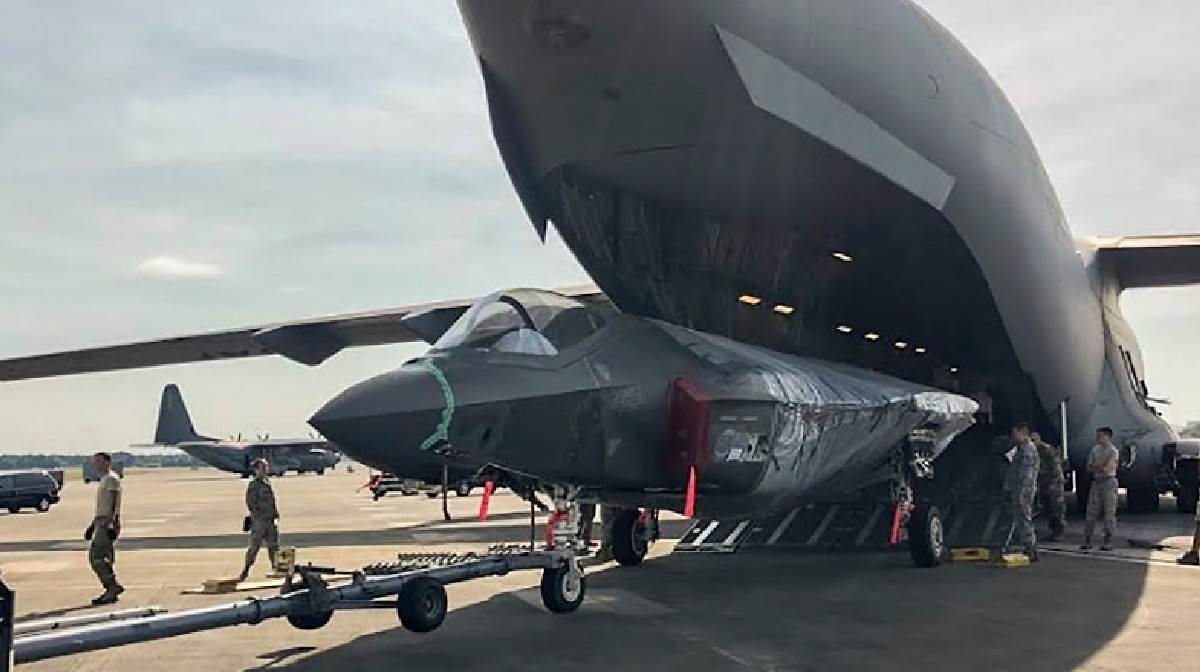 2019 മേയില്‍ യുഎസ് എയര്‍ഫോഴ്സിന്‍റെ എഫ്-35എ വിമാനം എഗ്ലിന്‍ എയര്‍ ഫോഴ്സ് ബേസില്‍ നിന്നും സി-17 ഗ്ലോബ്മാസ്റ്റര്‍ III ഉപയോഗിച്ച് യൂട്ടായിലെ ഹില്‍ എയര്‍ഫോഴ്സ് ബേസിലേക്ക് മാറ്റുന്നു. Image Credit: Facebook.com/newsiadn