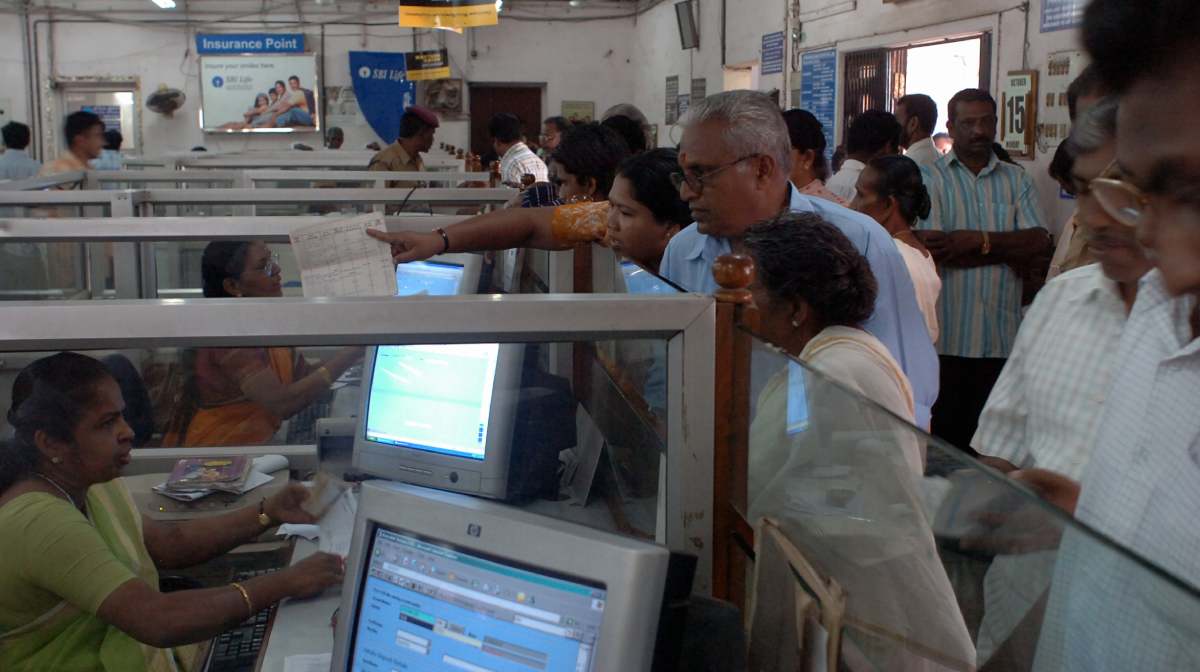 KOLLAM 2007 OCTOBER 15 :  State Bank of India ( SBI ) rush and queue to counters after a holiday  @ JOSEKUTTY PANACKAL 