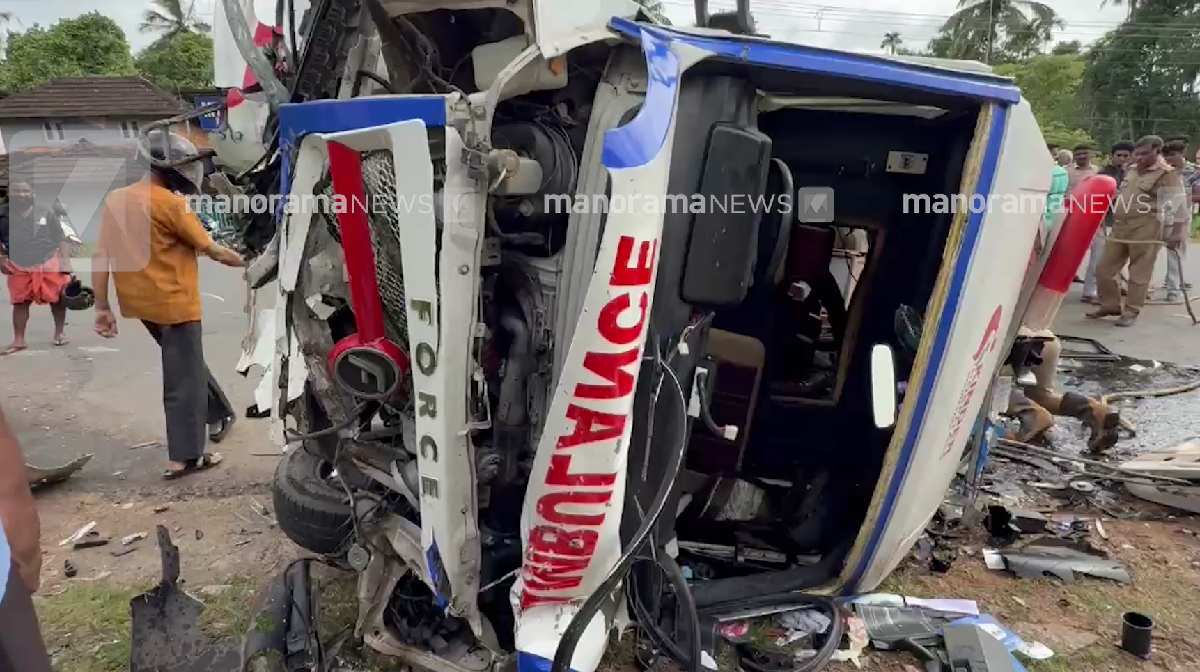 kunnamkulam-ambulance-car-collision