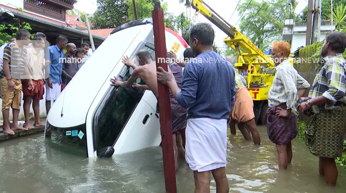 kochi-floods-taxi-drain
