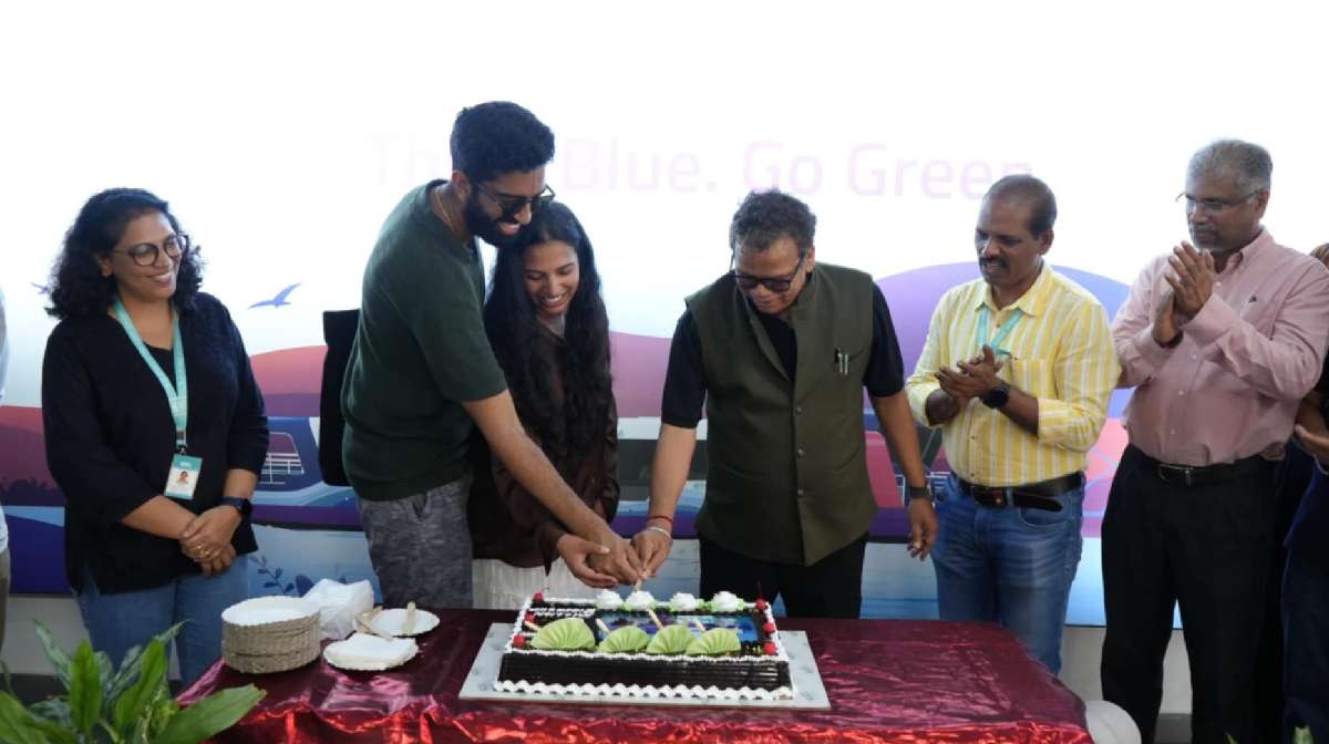 യാത്രക്കാരുടെ എണ്ണം 50 ലക്ഷം കടന്നതിന്‍റെ ഭാഗമായി നേട്ടത്തിന് സാക്ഷിയായ ഓസ്‌ട്രേലിയന്‍ മലയാളി ദമ്പതികളായ നൈനയ്ക്കും അമലിനുമൊപ്പം ലോക്നാഥ് ബെഹ്റ കേക്ക് മുറിക്കുന്നു