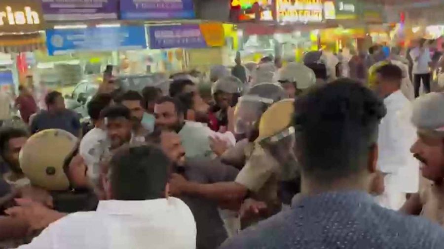 youth-congress-sfi-clash-in-kannur-over-flex-board