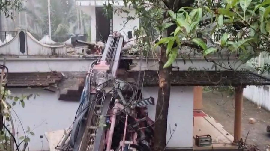 kasaragod-borewell-rig-lorry-accident-vechera-two-dead-house-damage