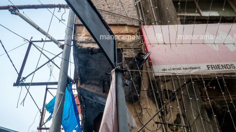 kozhikode-building-collapse