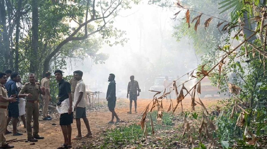 mundathikode-fireworks-blast-kerala