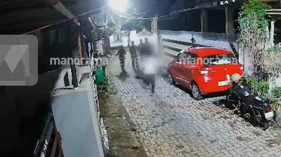 kaloor-kochi-girls-attack