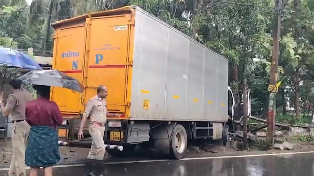 thrissur-chelakkode-milma-tanker-lorry-accident-tea-shop-two-deaths