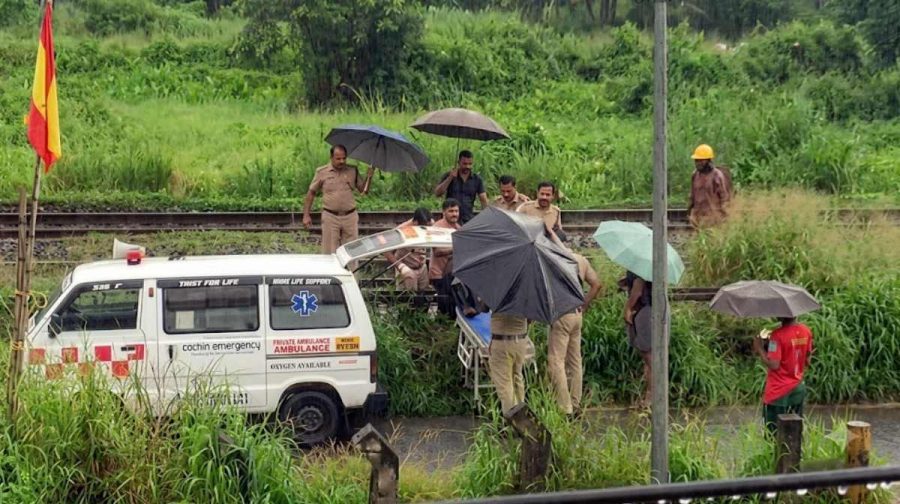 youth-falls-from-running-train-malabar-express-ponnurunni-death