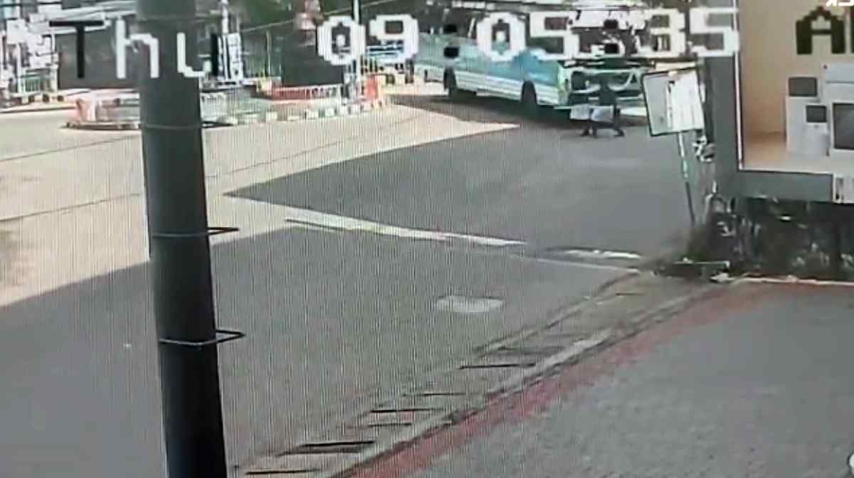 kannur-thavakkara-private-bus-accident-two-college-students-injured