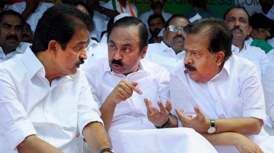 രമേശ് ചെന്നിത്തല (വലത്ത്) കെ.സി.വേണുഗോപാല്‍, വി.ഡി.സതീശന്‍ എന്നിവരുമായി ചര്‍ച്ചയില്‍