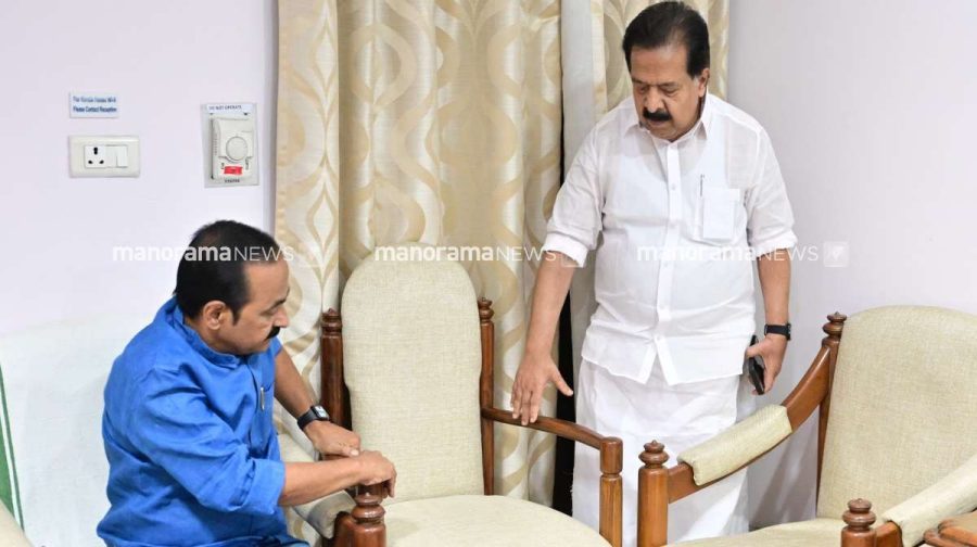 കോണ്‍ഗ്രസിന്‍റെ സ്ഥാനാര്‍ഥി ചര്‍ച്ചയ്ക്കായി ഡല്‍ഹിയിലെത്തിയ പ്രതിപക്ഷ നേതാവ് വി.ഡി സതീശനും രമേശ് ചെന്നിത്തലയും. ഫയല്‍ ചിത്രം. 