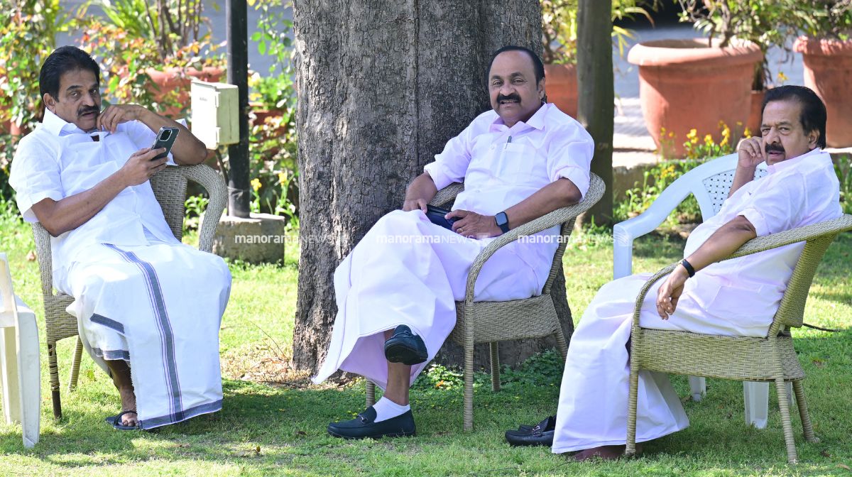 മുഖ്യമന്ത്രി ചർച്ചയിൽ നിന്ന് രാഹുൽ വിട്ടു നിന്നേക്കും; നിരീക്ഷകരുമായി കൂടിക്കാഴ്ചയ്ക്ക് തയാറായില്ല കേരളത്തിലെ മുഖ്യമന്ത്രി ചർച്ചയിൽ നിന്ന് രാഹുൽ ഗാന്ധി വിട്ടു നിന്നേക്കും. കേരളത്തിൽ നിന്ന് മടങ്ങിയെത്തിയ എഐസിസി നിരീക്ഷകരുമായി കൂടിക്കാഴ്ചയ്ക്ക് അദ്ദേഹം - 1