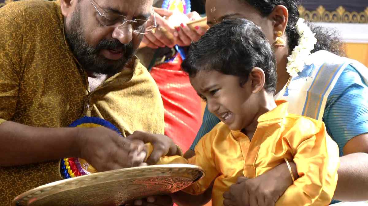 അറിവിന്റെ ആദ്യാക്ഷരം നുകര്‍ന്ന് കുരുന്നുകള്‍; വിപുലമായി എഴുത്തിനിരുത്തല്‍ ചടങ്ങ് 