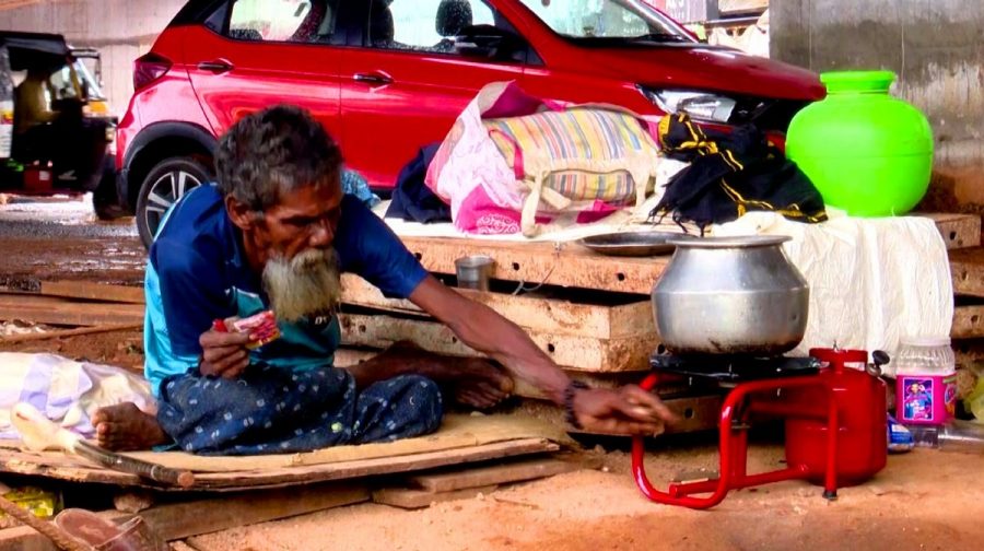 kerala-homeless-circus-artist-raju-wife-cherkkala