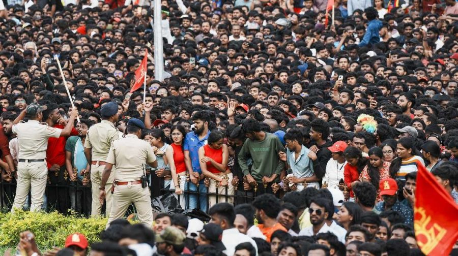 rcb-fans-standing