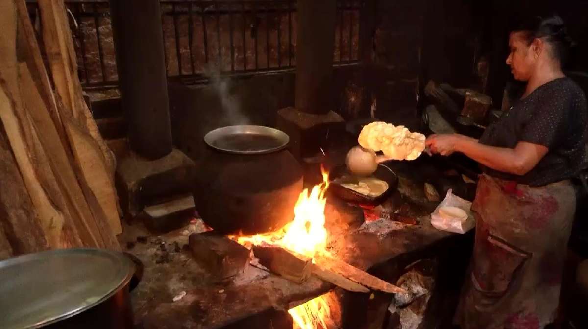 എൺപത് വർഷമായി വിറകടുപ്പിൽ പാചകം; സിലിണ്ടർ ക്ഷാമം ബാധിക്കാത്ത ഹോട്ടൽ