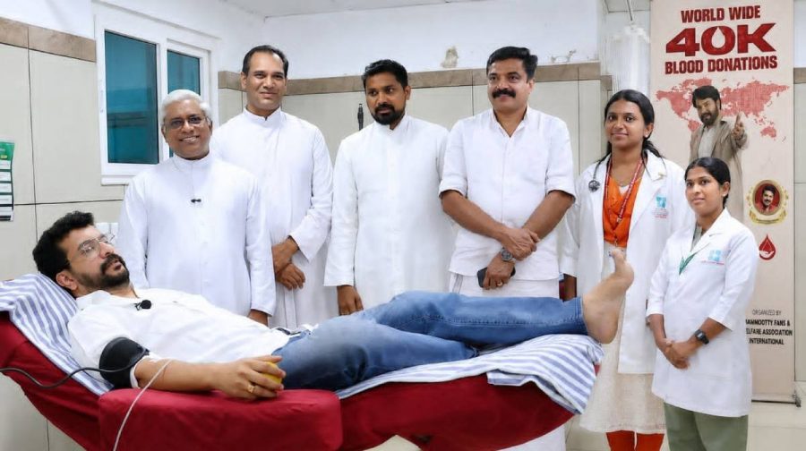 മമ്മൂട്ടിയുടെ ജന്മദിനത്തോടനുബന്ധിച്ച് മമ്മൂട്ടി ഫാൻസ് & വെൽഫെയർ വെൽഫെയർ അസോസിയേഷൻ ഇന്റർനാഷണൽ രൂപം നൽകിയ മെഗാ രക്തദാന ക്യാംപെയിനിൽ അങ്കമാലി ലിറ്റിൽ ഫ്ലവർ ആശുപത്രിയിൽ രമേശ് പിഷാരടി എം.എൽ.എ രക്തം ദാനം   നിർവഹിക്കുന്നു ആശുപത്രി ഡയറക്ടർ ഫാ.ജേക്കബ് ജോർജ് പാലക്കാപ്പിള്ളി, ഫാ.വർഗീസ് പൊന്തേംപ്പിള്ളി, ഫാ.എബിൻ കളപ്പുരക്കൽ, ഡോ. നിനി എന്നിവർ സമീപം
