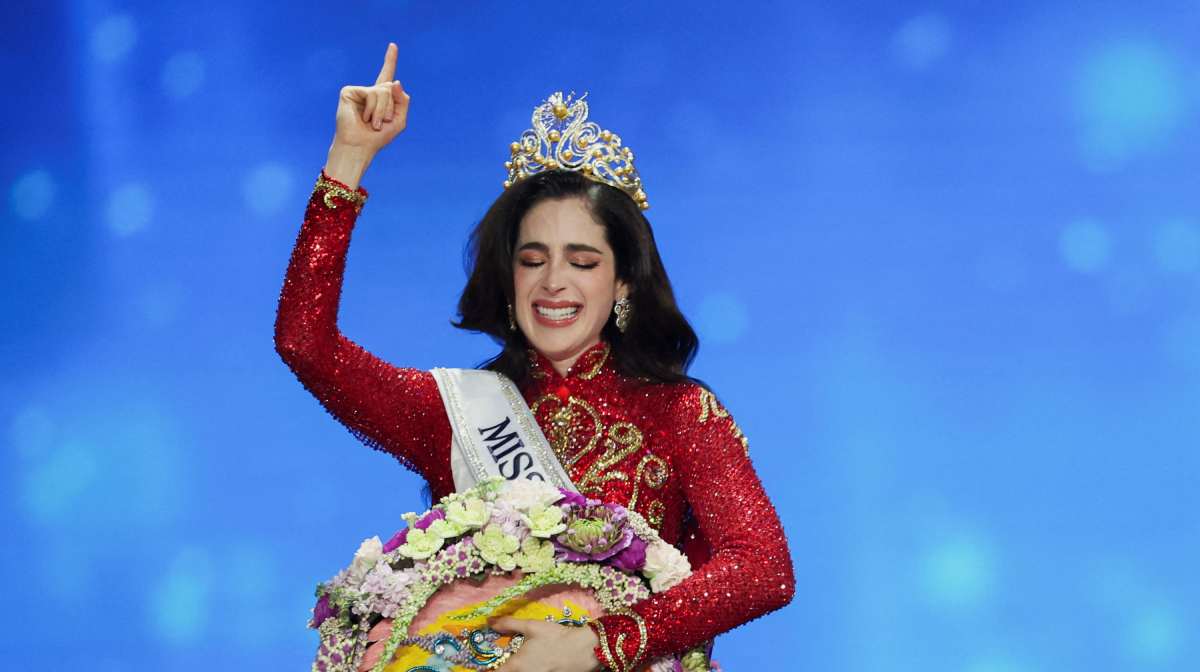 Fatima Bosch of Mexico gestures as she is crowned Miss Universe 2025 during the 74th Miss Universe pageant in Bangkok, Thailand, November 21, 2025. REUTERS/Chalinee Thirasupa
