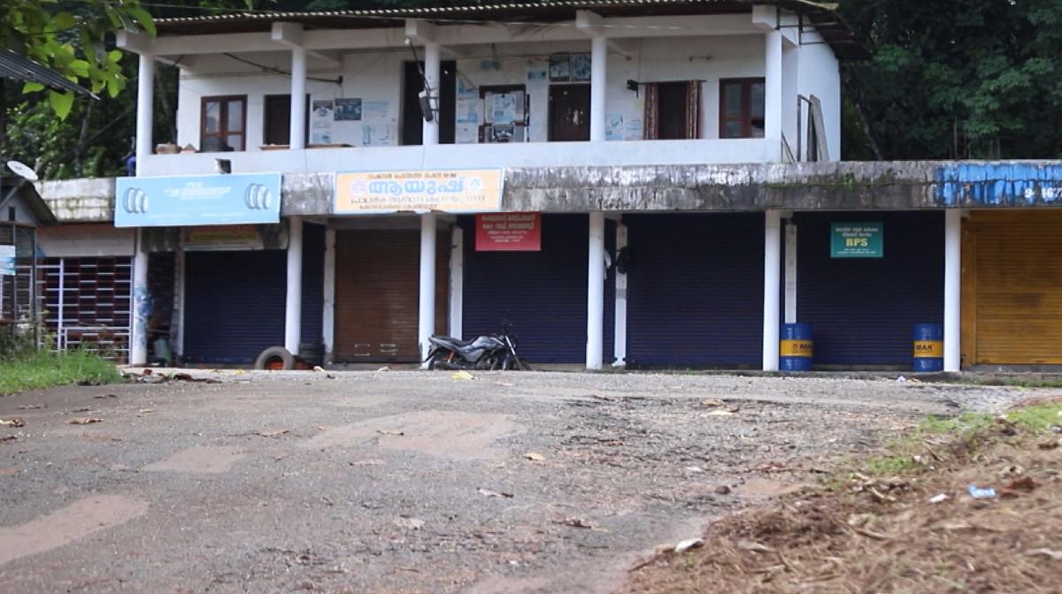 Perumbadavu-busstand
