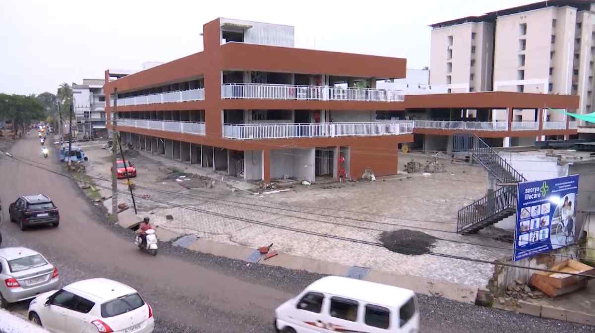 പാളയം മാർക്കറ്റ് മാറ്റുന്നതിനെതിരേ കോഴിക്കോട്ട് വൻ പ്രതിഷേധം