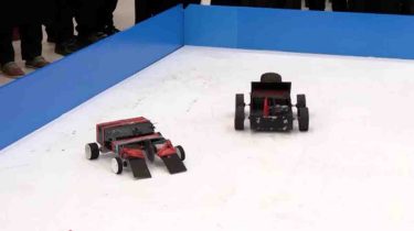 റോബോട്ടുകൾ തമ്മിൽ  തീപാറും പോരാട്ടം; കായികമേളയിലെ വിസ്മയ കാഴ്ച