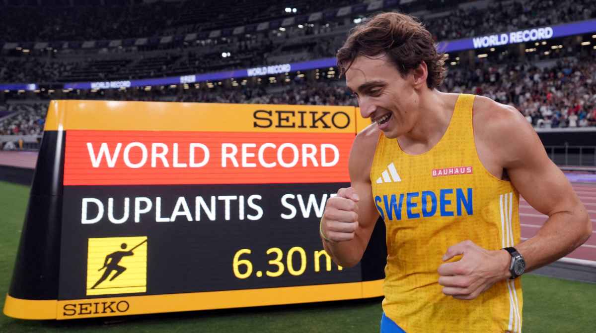 World Athletics Championships Tokyo 2025 - Men's Pole Vault Final - Japan National Stadium, Tokyo, Japan - September 15, 2025
Sweden's Armand Duplantis celebrates after winning gold and breaking the world record in the final next to the scoreboard REUTERS/Aleksandra Szmigiel     TPX IMAGES OF THE DAY     