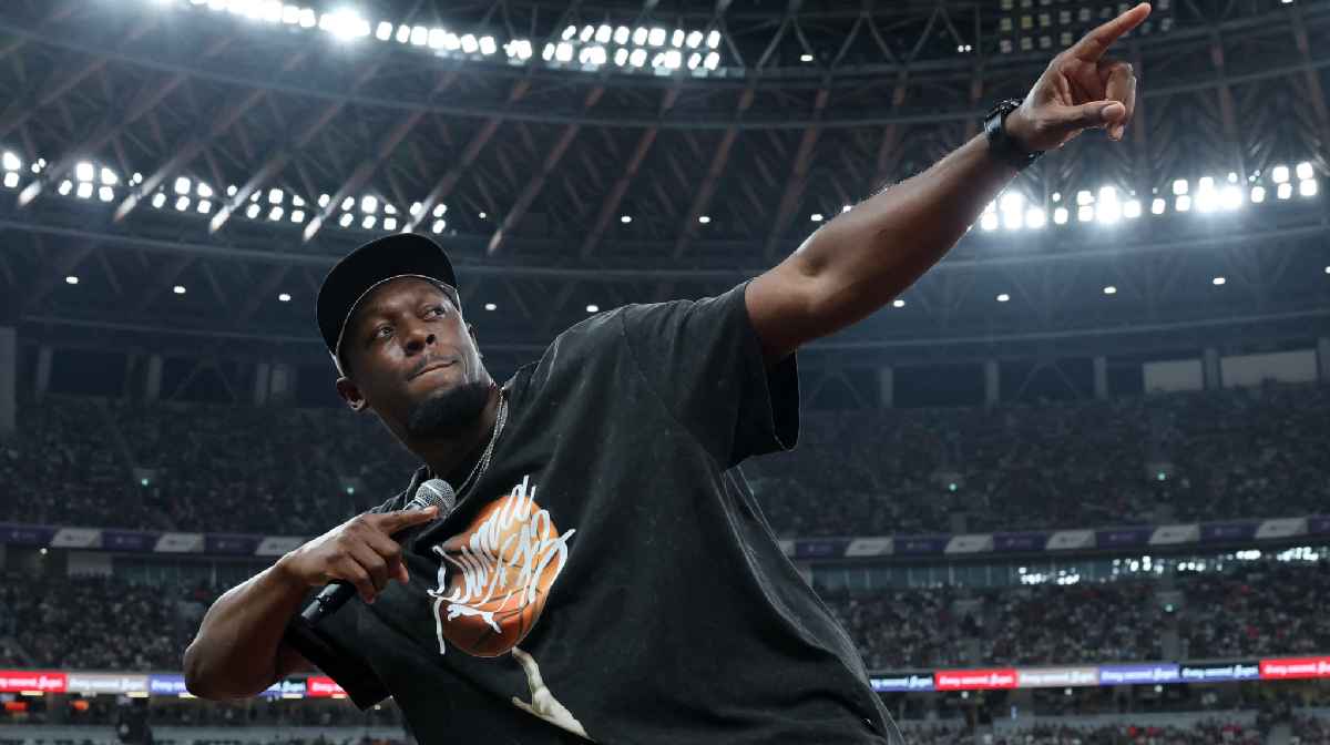Former sprinter Usain Bolt strikes his signature pose for the crowd at Japan National Stadium during the World Athletics Championships in Tokyo on Monday. (Image: Reuters)