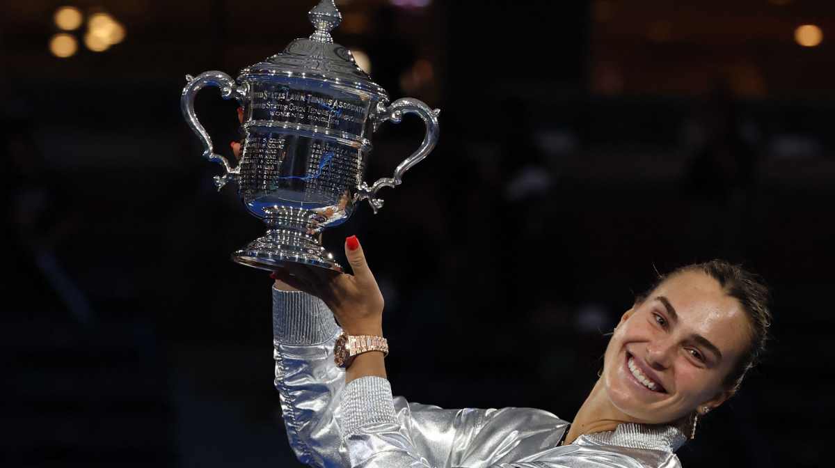 TOPSHOT - Belarus's Aryna Sabalenka poses with her trophy after defeating USA's Amanda Anisimova in the women's singles final tennis match on day fourteen of the US Open tennis tournament at the USTA Billie Jean King National Tennis Center in New York City on September 6, 2025. (Photo by TIMOTHY A.CLARY / AFP)