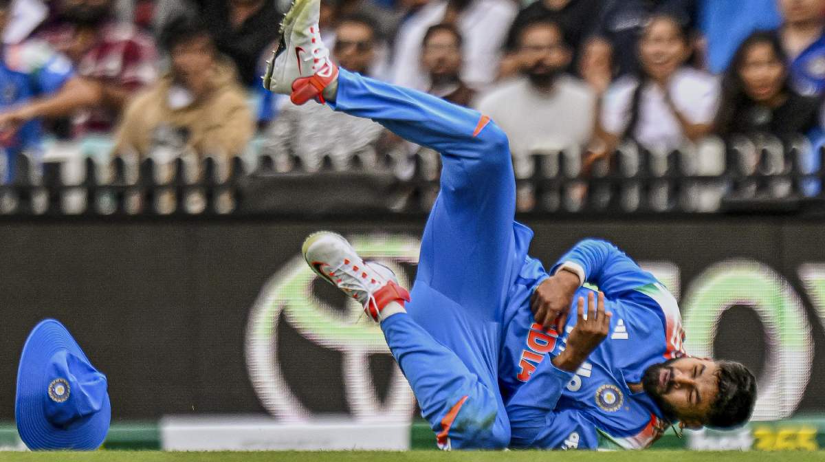 Sydney: India's Shreyas Iyer reacts after sustaining an injury while taking the catch of Australia's Alex Carey during the third ODI cricket match between India and Australia, in Sydney, Saturday, Oct. 25, 2025. (PTI Photo/Izhar Khan)(PTI10_27_2025_000296B)