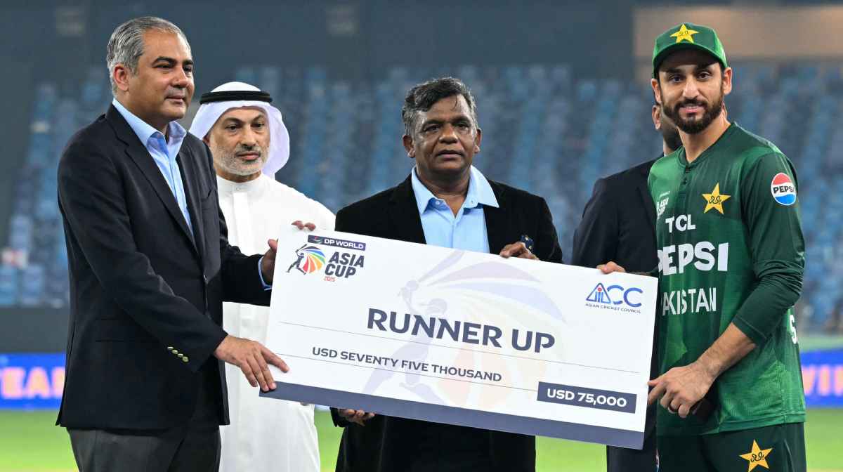 Pakistan's captain Salman Agha (R) receives the runner up cheque from Asian Cricket Council (ACC) and Pakistan Cricket Board (PCB) chairman Mohsin Naqvi during the presentation ceremony at the end of the Asia Cup 2025 Twenty20 international cricket final match between India and Pakistan at the Dubai International Stadium in Dubai on September 28, 2025. (Photo by Sajjad HUSSAIN / AFP)