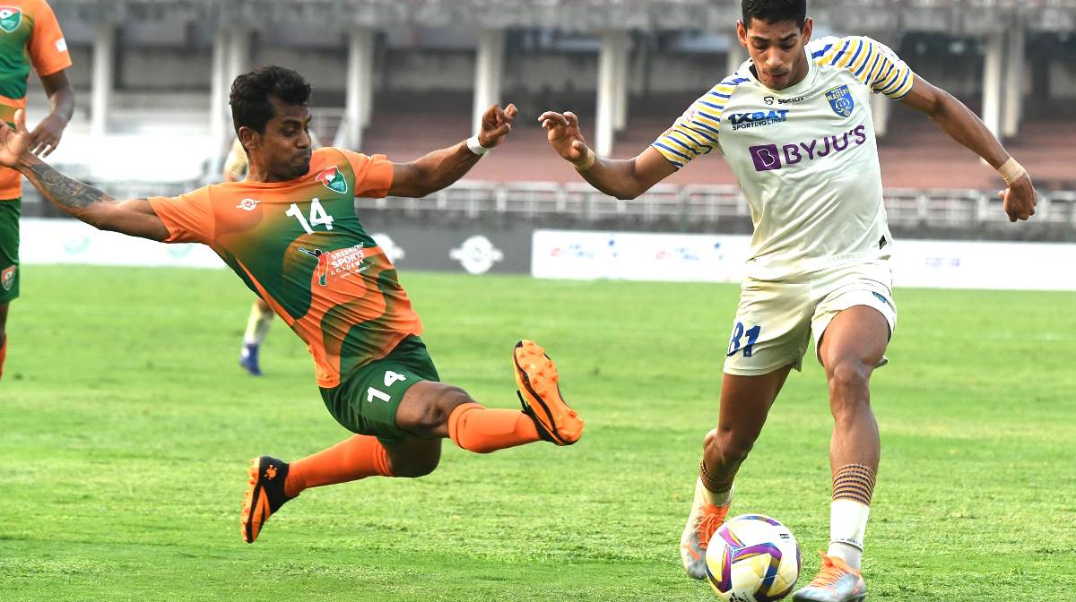 കോഴിക്കോട് കോർപറേഷൻ സ്റ്റേഡിയത്തിൽ നടക്കുന്ന സൂപ്പർ കപ്പ് ഫുട്ബോൾ എ ഗ്രൂപ്പ് മത്സരത്തിൽ  കേരള ബ്ലാസ്റ്റേഴ്സിന്റെ ബ്രൈയ്സ് മിരാന്റെയുടെ മുന്നേറ്റം തടയാൻ ശ്രമിക്കുന്ന ശ്രീനിധി ഡെക്കാൻ എഫ്സിയുടെ അരിജിത്ത് ബഗുയി..ചിത്രം അബു ഹാഷിം (File Photo)