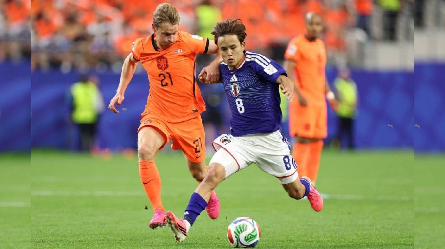 Takefusa Kubo of Japan is challenged by Frenkie de Jong of Netherlands (Photo by Charlotte Wilson / GETTY IMAGES NORTH AMERICA / Getty Images via AFP)