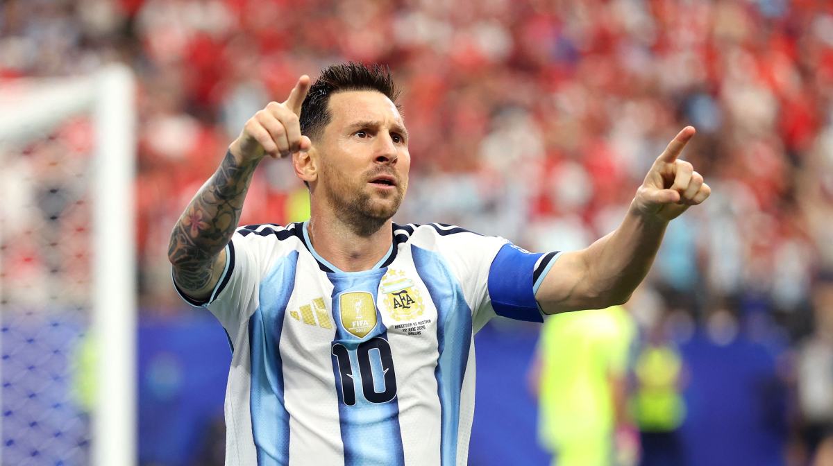 ARLINGTON, TEXAS - JUNE 22: Lionel Messi #10 of Argentina celebrates after scoring his team's first goal during the FIFA World Cup 2026 Group J match between Argentina and Austria at Dallas Stadium on June 22, 2026 in Arlington, Texas.   Charlotte Wilson/Getty Images/AFP (Photo by Charlotte Wilson / GETTY IMAGES NORTH AMERICA / Getty Images via AFP)