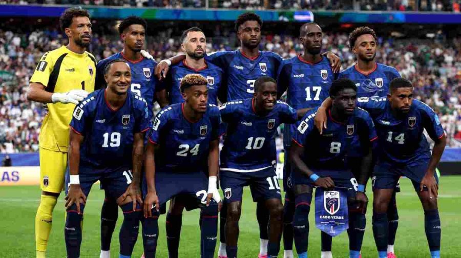 HOUSTON, TEXAS - JUNE 26: Cabo Verde players pose for a team photograph before the FIFA World Cup 2026 Group H match between Cabo Verde and Saudi Arabia at Houston Stadium on June 26, 2026 in Houston, Texas.   Francois Nel/Getty Images/AFP (Photo by Francois Nel / GETTY IMAGES NORTH AMERICA / Getty Images via AFP)