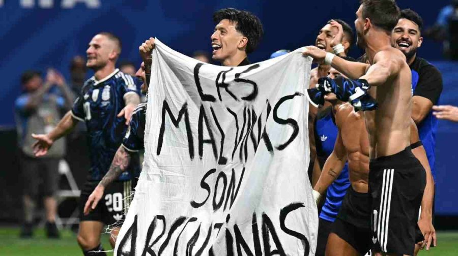 Argentina's players hold a banner reading "The Malvinas (Falkland Islands) belong to Argentina," after winning the 2026 World Cup football tournament semi-final match between England and Argentina at the Atlanta Stadium in Atlanta on July 15, 2026.  (Photo by Paul ELLIS / AFP)