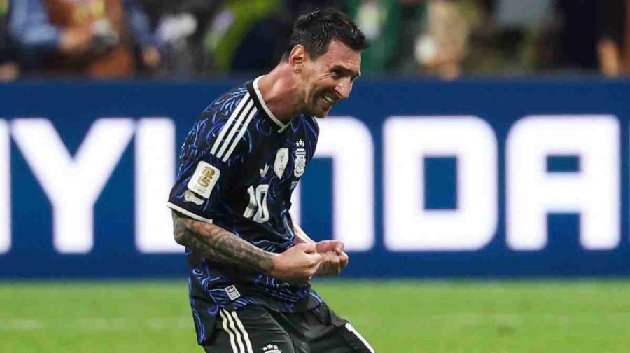 TOPSHOT - Argentina's forward #10 Lionel Messi celebrates after winning the 2026 World Cup football tournament semi-final match between England and Argentina at the Atlanta Stadium in Atlanta on July 15, 2026.  (Photo by Odd ANDERSEN / AFP)