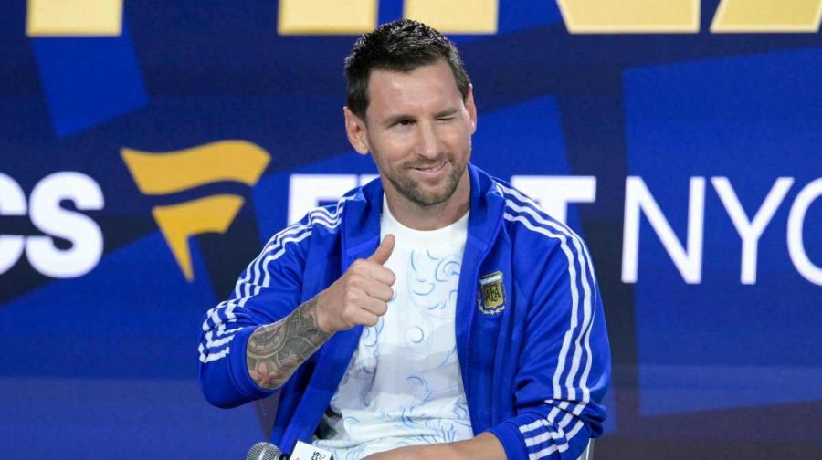 Argentina's forward #10 Lionel Messi gives a thumbs up in a fan event at the Javits Center in New York on July 17, 2026, two days ahead of the 2026 World Cup football tournament final match between Spain and Argentina.  (Photo by JUAN MABROMATA / AFP)