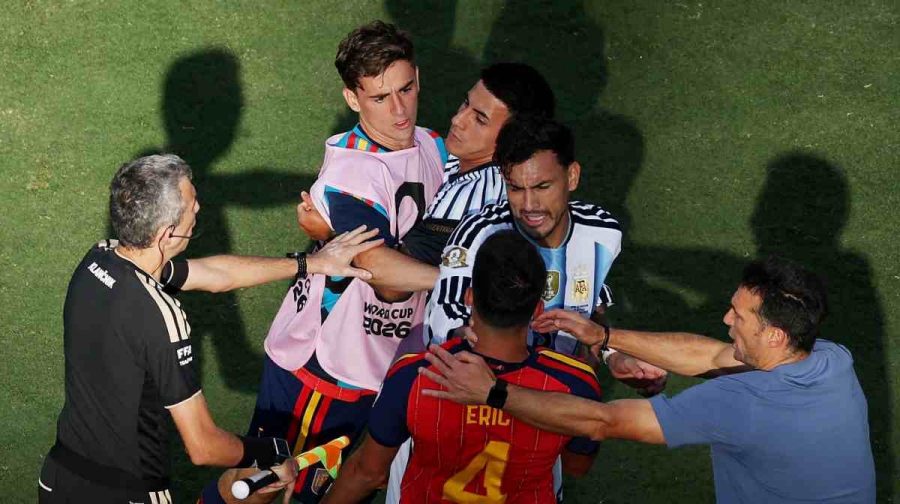 EAST RUTHERFORD, NEW JERSEY - JULY 19: Leandro Paredes #5 of Argentina and Eric Garcia #4 of Spain have words after the FIFA World Cup 2026 Final match between Spain and Argentina at New York New Jersey Stadium on July 19, 2026 in East Rutherford, New Jersey.   Al Bello/Getty Images/AFP (Photo by AL BELLO / GETTY IMAGES NORTH AMERICA / Getty Images via AFP)